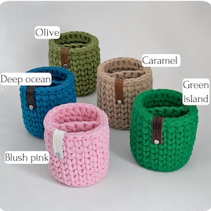 A soft stand for glasses is knitted from T-shirt yarn. At the same time, it is durable and holds its shape well. Suitable for two pairs of glasses. You can choose with or without separator. Features a leather tag that can be personalized.