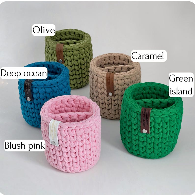 A soft stand for glasses is knitted from T-shirt yarn. At the same time, it is durable and holds its shape well. Suitable for two pairs of glasses. You can choose with or without separator. Features a leather tag that can be personalized.