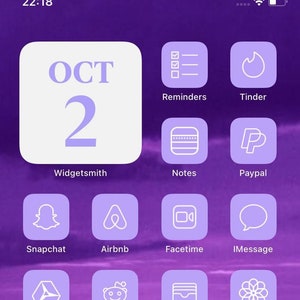 Puede incluir: Una pantalla de inicio de iPhone morada y blanca con un widget de calendario que muestra el 2 de octubre. La pantalla está llena de iconos de aplicaciones, incluidos Recordatorios, Tinder, Notas, Paypal, Snapchat, Airbnb, FaceTime, iMessage, Google Drive, Reddit, Wallet, Galería, Facebook, Clima y un widget de foto. La parte inferior de la pantalla muestra iconos para Teléfono, Brújula y Música.