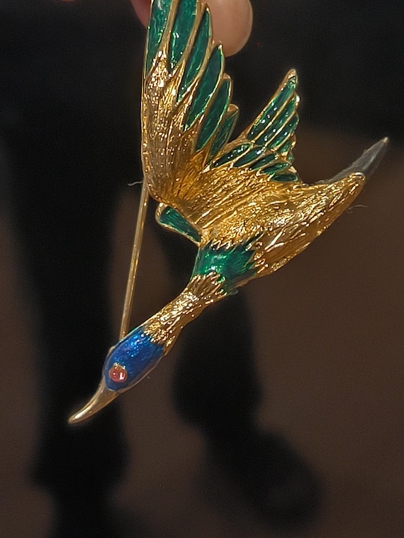 Vintage carven bird brooch - Gem