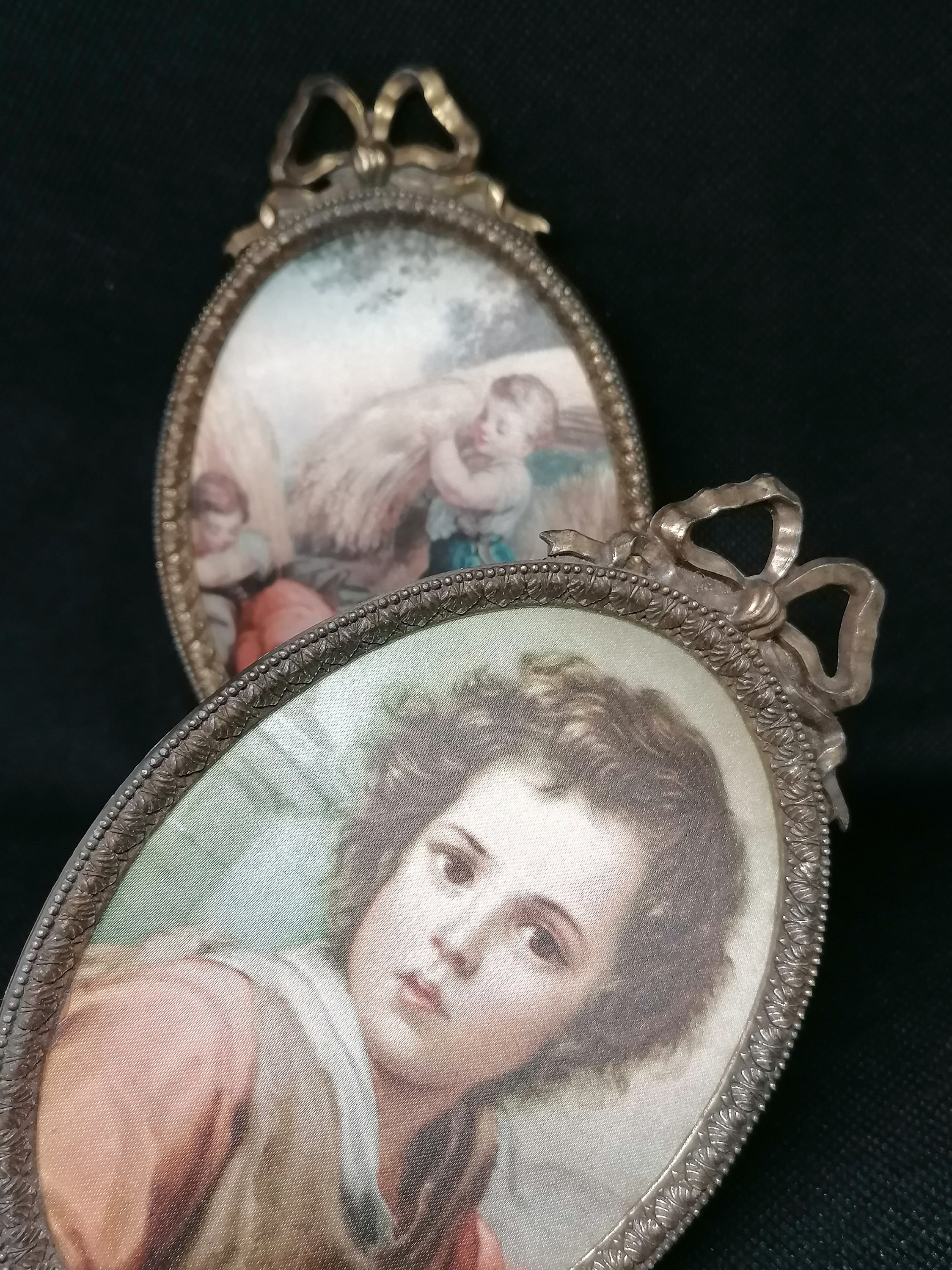 Paire de Petits Tableaux Ovales - Peinture sur Soie Vintage