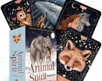 Könnte beinhalten: Animal Spirit Oracle Deck mit einer blauen, schwarzen und weißen Box. Die Box trägt den Titel "Animal Spirit Oracle" und den Namen der Autorin "Lea Adriani" aufgedruckt. Die Karten zeigen Illustrationen von Tieren vor einem dunkelblauen Hintergrund und goldenen Sternen.