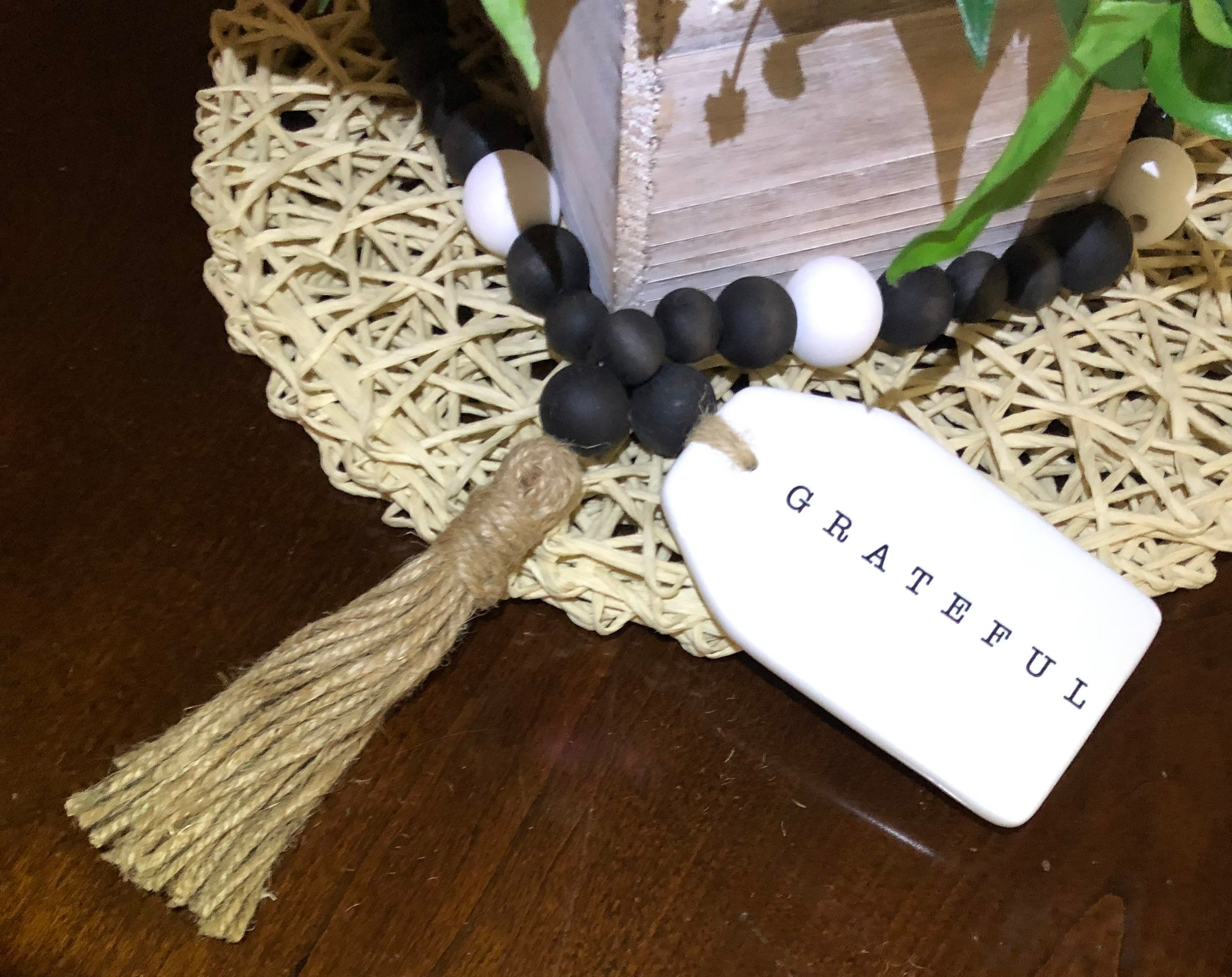 Guirnalda de cuentas de madera en blanco y negro con letrero | Etsy