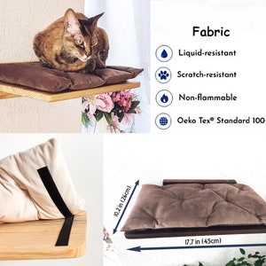 Pu&ograve; includere: Un letto per gatti marrone con un cuscino marrone, montato su uno scaffale in legno. Lo scaffale &egrave; largo 45 cm e profondo 26 cm. Il tessuto &egrave; resistente ai liquidi, resistente ai graffi, non infiammabile e certificato Oeko-Tex Standard 100.