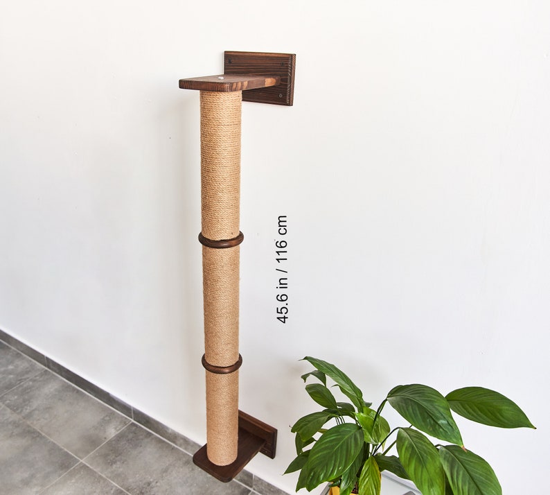 Pode incluir: Um arranhador de gato de parede feito de madeira e corda de sisal. O poste tem 116 cm de altura.