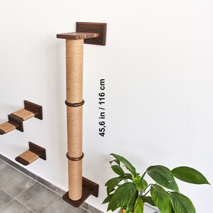 Pu&ograve; includere: Un tiragraffi da parete per gatti con un palo per grattare rivestito in sisal e due piattaforme. Il palo &egrave; alto 116 cm.