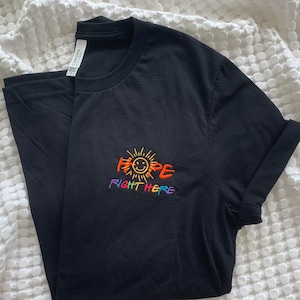 Geborduurd Hope Right Here-uniseks T-shirt met ronde hals | Kookplaat Hobicore | Hobihearteu-winkel | hobipalooza