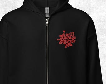 Könnte beinhalten: Schwarzer Kapuzenpullover mit Reißverschluss und rotem gesticktem Design. Das Design zeigt den Text "I will Always Sing for You" in einer stilisierten Schriftart. Der Hoodie hat einen durchgehenden Reißverschluss und eine Kapuze.