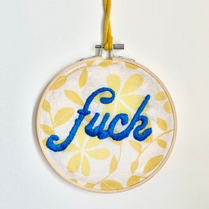 Arte de Bordado com Palavrão - F*ck! Feito com Materiais Reciclados