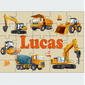 Puede incluir: Un rompecabezas de veh&iacute;culos de construcci&oacute;n personalizado con el nombre Lucas. El rompecabezas presenta una excavadora amarilla, un cami&oacute;n volquete amarillo, una excavadora amarilla, una mezcladora de concreto amarilla, un rodillo amarillo y un martillo neum&aacute;tico amarillo. El rompecabezas est&aacute; sobre un fondo beige.