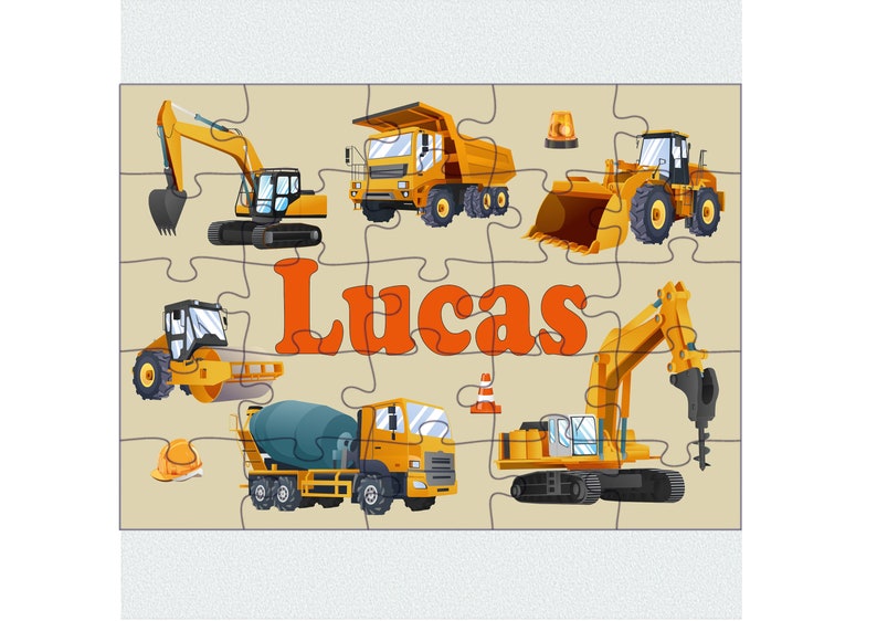 Puede incluir: Un rompecabezas de veh&iacute;culos de construcci&oacute;n personalizado con el nombre Lucas. El rompecabezas presenta una excavadora amarilla, un cami&oacute;n volquete amarillo, una excavadora amarilla, una mezcladora de concreto amarilla, un rodillo amarillo y un martillo neum&aacute;tico amarillo. El rompecabezas est&aacute; sobre un fondo beige.