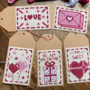 PADRÃO: Conjunto de 5 etiquetas Sending Love | Padrão de ponto cruz (formato digital - PDF) Etiqueta de presente feita à mão para o Dia dos Namorados, lembrancinha de festa