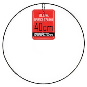 Może przedstawiać: Cienka czarna metalowa obręcz o średnicy 40cm i grubości 2,8mm. Do górnej części obręczy przymocowana jest czarnym sznurkiem czerwona prostokątna etykieta z napisem SOLIDNA OBRĘCZ CZARNA, 40cm oraz GRUBOŚĆ 2.8mm.