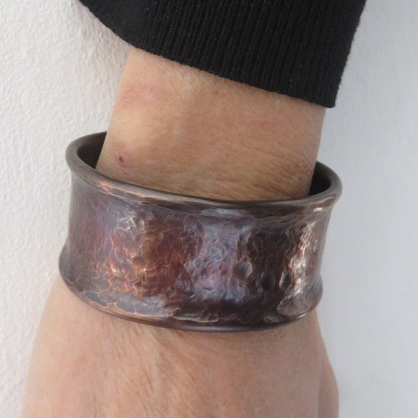 Manschette, gehämmertes antikes Kupferarmband, patiniert für Damen oder Herren, Geschenk