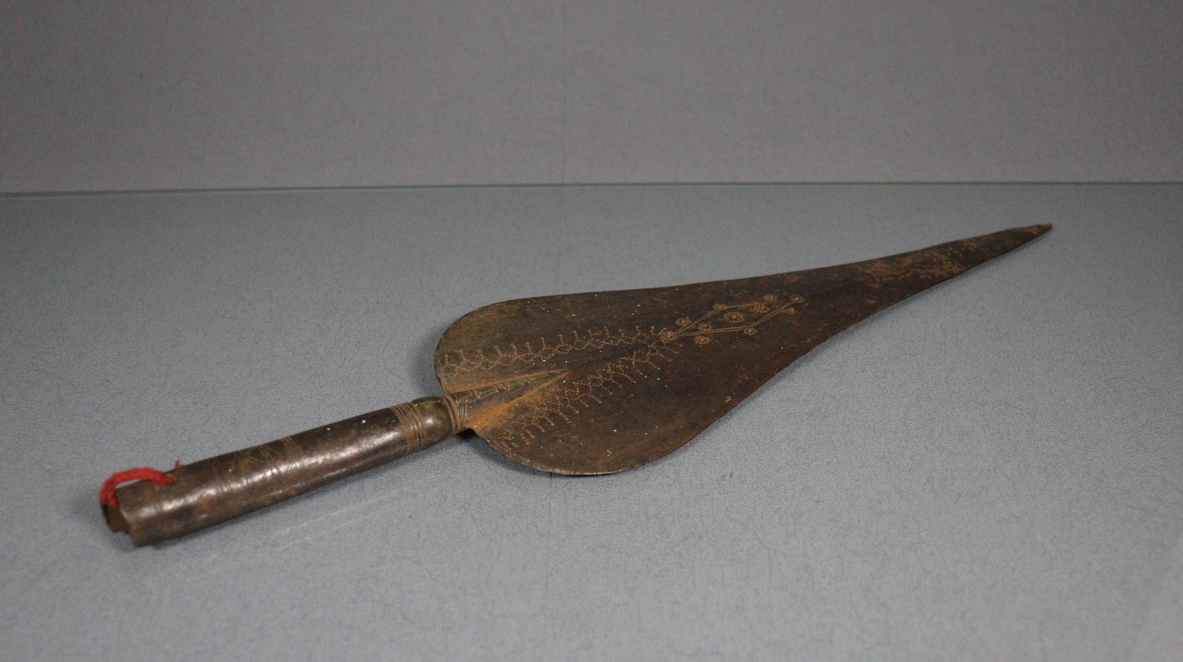 Tête de Lance Africaine Vintage Faite à La Main avec Des Motifs Gravés Pour Restauration ou d'autres