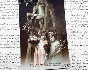 1910s - Easter - Beautiful French postcard of two kid with Easter eggs and bells