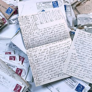 Puede incluir: Una colección de cartas y sobres antiguos, con escritura manuscrita y sellos postales. Los papeles están envejecidos con arrugas y manchas visibles. Los sobres muestran marcas postales francesas.