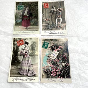 Peut inclure: Quatre cartes postales vintage avec des femmes et des fleurs. Chaque carte a un timbre-poste et du texte en français. Les cartes postales représentent des femmes en vêtements vintage, avec des compositions florales et des scènes de jardin.