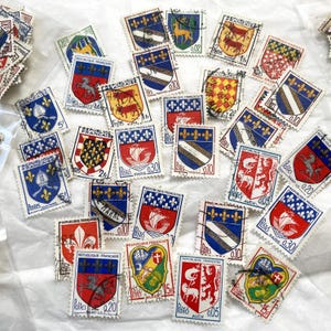 Années 50 - Série de 30 timbres français vintage représentant les armoiries des principales villes de France - des années 50 aux années 60 - Timbres héraldiques