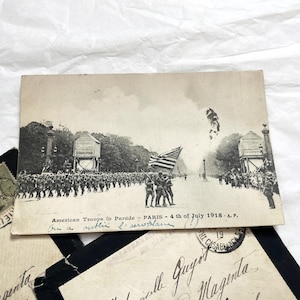 Década de 1910 - Historia de Jeanne - Una postal enviada por Jeanne a Louis - Desfile de tropas estadounidenses en París, 4 de julio de 1918 - Postal histórica de la Primera Guerra Mundial