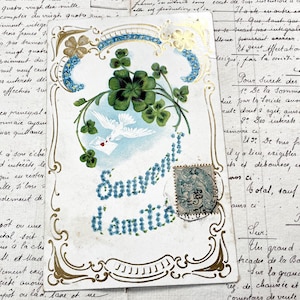 1900s - French postcard with a 4-leaf clover, a bird carrying a letter and the words &quot;Souvenir d&#39;amitié&quot;