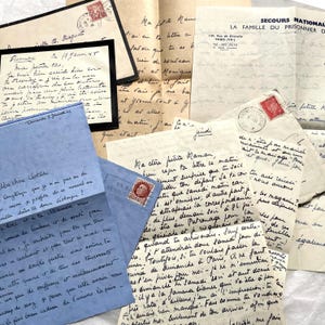 Peut inclure: Une collection de lettres et enveloppes manuscrites anciennes sur papier vieilli, présentant une écriture cursive française, divers timbres-poste et des en-têtes imprimés dont Secours National, avec des plis et des taches d'encre.