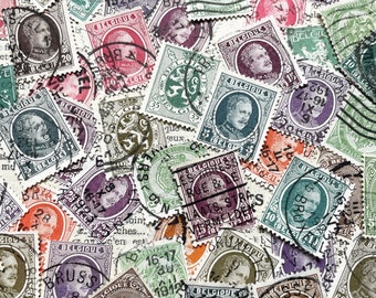 Op de afbeelding: Een verzameling vintage postzegels uit België, met verschillende ontwerpen en waarden. De postzegels zijn in verschillende kleuren, waaronder rood, blauw, groen en bruin. Sommige postzegels tonen portretten van historische figuren, terwijl andere afbeeldingen van gebouwen of andere bezienswaardigheden tonen. De postzegels zijn in een willekeurig patroon gerangschikt, waardoor een visueel interessante collage ontstaat.