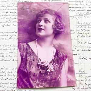 Anni '20 - Cartolina francese glamour d'epoca - Ritratto di donna anni '20 a tinte vivaci - Stile Art Déco - Giovane donna affascinante