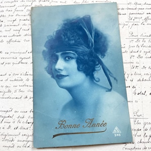 Années 1920 - Carte postale vintage française glamour - Portrait de femme teinté des années 1920 - Style Art déco - Jeune femme glamour