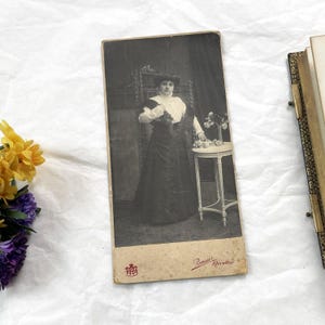 Década de 1900 - Fotografía de gabinete antigua de gran tamaño: Retrato de mujer. Fotografía de estudio de gran formato. Fotografía de estudio sepia belga.