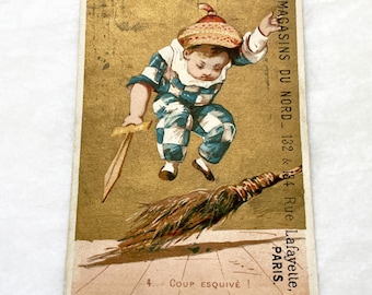 Finales del siglo XIX - Tarjeta publicitaria francesa - Tarjeta comercial cromada - Material efímero de grandes almacenes de París - Figura encantadora de un niño - Arte comercial antiguo