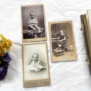 Circa 1890 - Ancienne photo CDV française - Portrait de bébé ou d'enfant - Carte de meuble par un photographe français - Studio photo sépia