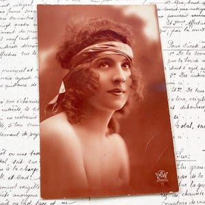 Années 1920 - Carte postale vintage française glamour - Portrait de femme teinté des années 1920 - Style Art déco - Jeune femme glamour