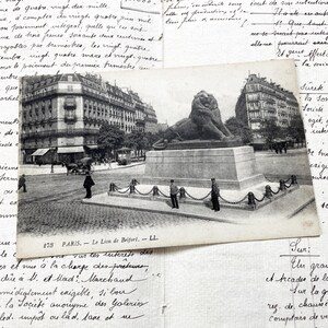 Années 1910 - Carte postale parisienne - Le Lyon de Belfort sur la place Denfert-Rochereau