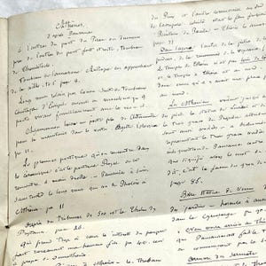Peut inclure: Document manuscrit ancien en français, avec une écriture cursive sur du papier vieilli. Le document semble être un registre historique ou un journal personnel, avec de l'encre visible et des signes d'usure. Le texte est dense et détaillé.