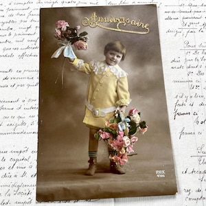 1910s - French postcard for birthday with a young child with flowers