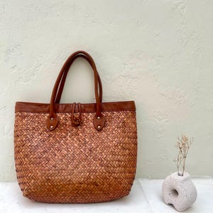 Natural Straw Bag with Sleek Leather Handle