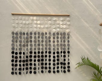 Wandbehang aus Capiz-Muscheln mit Farbverlauf in Schwarz | Boho-Stranddeko