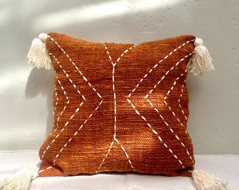 Funda de almohada terracota, cojín geométrico con borlas, decoración bohemia rústica neutra de algodón tejido a mano.