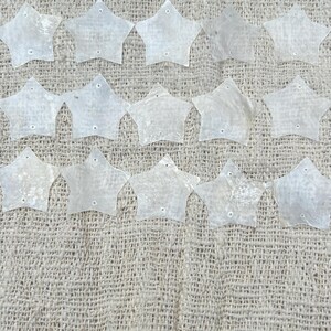 Stjärnformade Capiz-snäckskal med två hål. Naturliga fönsterglassnäckor för ljuskrona, 5 cm