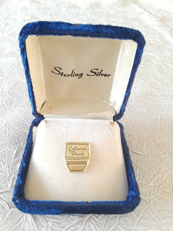 Vintage Presentation jewelry box, Blue velvet neck