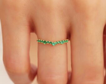 Emerald Minimalist Curved Ring, 14k Emerald Curve Wedding Band Solid Gold, Green Emerald Stacking Ring Women, Emerald Contour Wedding Ring