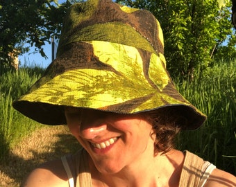 Nel bosco. Cappello a secchiello reversibile a tesa larga / cappello da sole / taglia media / realizzato in tessuto vintage e denim recuperato. OOAK