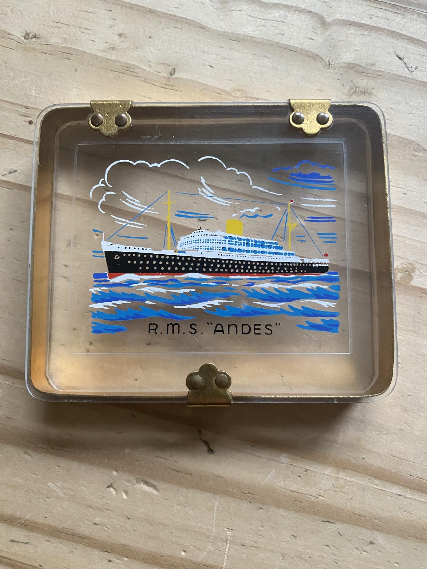 custom image cigarette case Who can resist the allure of this premium minimalist cigarette case?! It boasts a minimalist style, simple yet elegant, exuding refined taste. The silver foil stamping process creates a sophisticated look, bringing