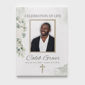 Può includere: Un libretto per cerimonia funebre intitolato CELEBRATION OF LIFE con il ritratto di un uomo in giacca scura e camicia bianca. La copertina presenta rose bianche, foglie di eucalipto, il nome Caleb Grover, date e un'icona a croce dorata.