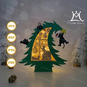 Op de afbeelding: Een groene, gelaagde kerstboomversiering met de woorden "Meowy Christmas" en katten silhouetten. De boom heeft een ster en ornamenten. De afbeelding bevat ook SVG-, DXF-, PNG- en PDF-bestandstype-pictogrammen.