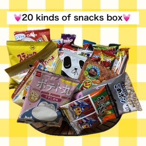 以下が含まれることがあります： 様々なお菓子のパッケージ20個が入ったバスケット。様々なブランドとフレーバーが特徴です。パッケージはカラフルで、日本語と英語のテキストが書かれています。画像の上部には「20 kinds of snacks box」というテキストがあります。