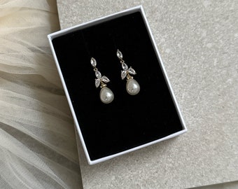 Boucles d'oreilles délicates en forme de gouttes de perles dorées • bijoux de mariée minimalistes en or • boucles d'oreilles de mariage en perles • accessoires de mariée élégants