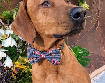 サンフランシスコ49ersの犬用蝶ネクタイ、49ersの犬用蝶ネクタイ、犬用NFL蝶ネクタイ、フットボールの犬用ファッション