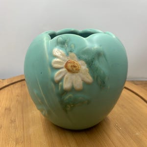 Vintage Weller Pottery Daisy Vase B3 Matte Celadon Green flower pot 1930s American art pottery scalloped rim bouquet pattern